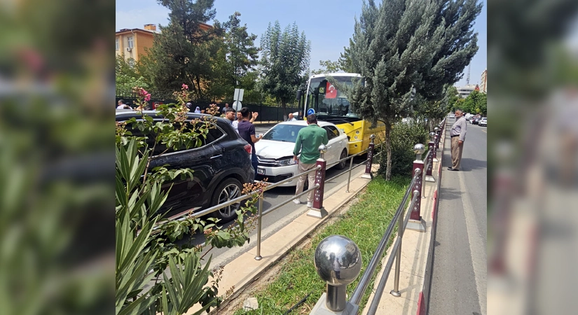 Siirt’te Zincirleme Kaza Siirt’in Bahçelievler Mahallesi, Kurtalan Yolu Caddesi üzerinde bugün öğle saatlerinde