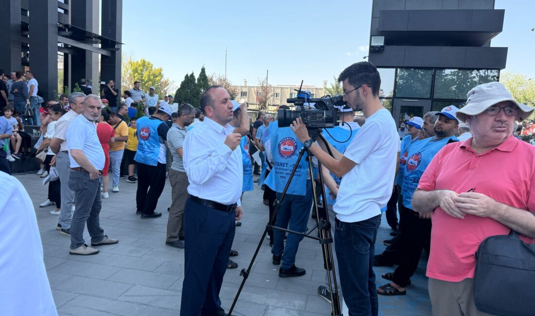 Diyanet Sen Siirt Şube Başkanı Hamit Evin, beraberinde sendika üyeleriyle