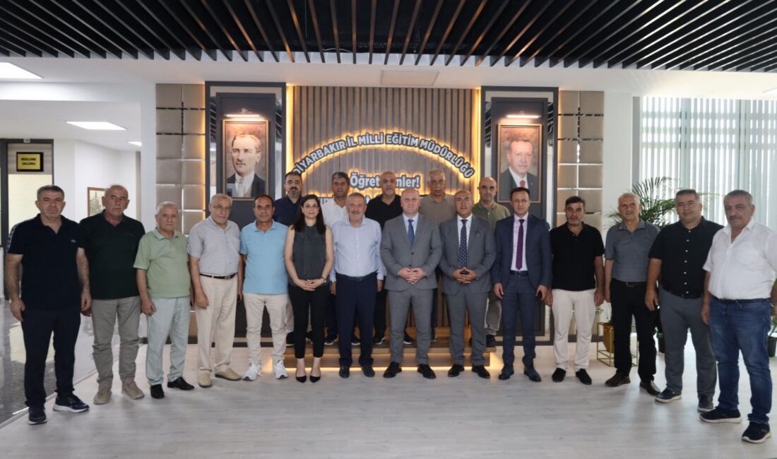 Siirt Vakfı Diyarbakır Şubesi’nden İl Milli Eğitim Müdürü Salih Sadoğlunu Ziyaret Etti Siirt Vakfı Diyarbakır Şube Başkanı Adnan Öktüren ve Yönetim Kurulu