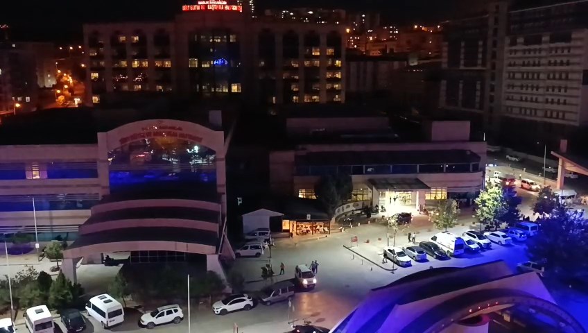 Siirt’te Çal Mahallesinde Silahlı Kavga! 6 Yaralı Siirt il merkezinde iki grup arasında çıkan, silah, sopa ve