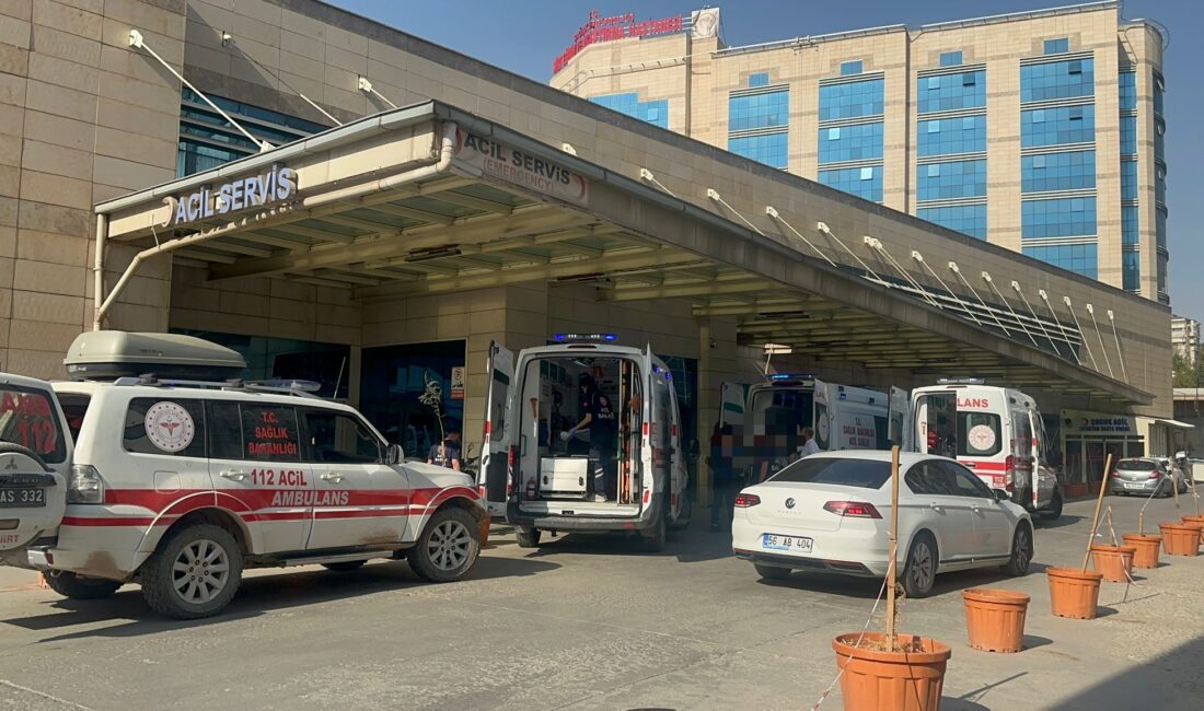 Siirt’in Eruh İlçesinde Araç Şarampole Yuvarlandı! 2’si Ağır, 7 Yaralı Siirt’te sürücüsünün direksiyon hakimiyetini kaybettiği hafif ticari araç şarampole devrildi,