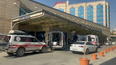 Siirt’te sürücüsünün direksiyon hakimiyetini kaybettiği hafif ticari araç şarampole devrildi,