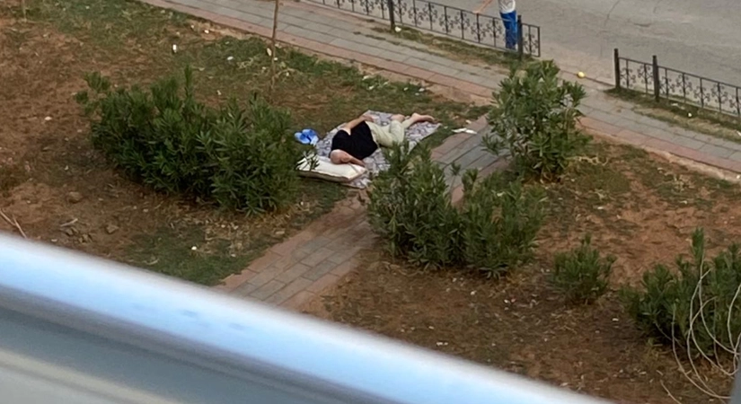 Siirt’te Kavurucu Sıcaklar Devam Ediyor! Kooperatif Mahallesinde Bir Vatandaş Serinlemek İçin Dışarıda Yattı Siirt, son günlerde üst üste sıcaklık rekorları kırarak Türkiye’nin en