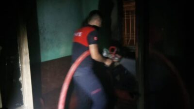 Siirt’te Ev Yangını!Hamile Kadın Dumandan Etkilendi Siirt’in Batı Mahallesi Özgen Caddesi’nde, Melih Camii yanında bulunan iki