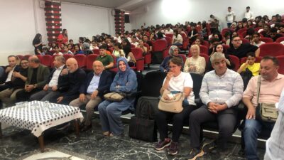 Siirt Eğitim Vakfı’nın Kariyer Günleri Eruh’ta Büyük İlgi Gördü Siirtin Eruh ilçesinde kariyer günleri düzenlendi.Liseli gençler kendileri için rol