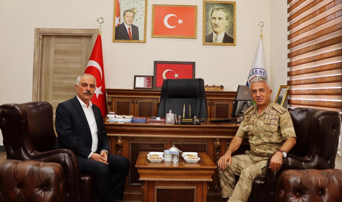 Siirt İl Jandarma Komutanından Beğendik Beldesine Ziyaret Siirt İl Jandarma Komutanı Tuğgeneral Uğur Özmen ve Pervari İlçe