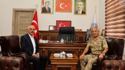 Siirt İl Jandarma Komutanından Beğendik Beldesine Ziyaret Siirt İl Jandarma Komutanı Tuğgeneral Uğur Özmen ve Pervari İlçe