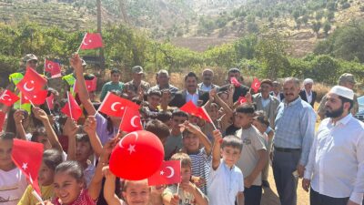 Meydandere’de Anma Etkinliklerine Katılan Vali Yardımcısı Bozkurtoğlu’na Sevgi Seli Merkeze bağlı Meydandere köyünde şeyh Ali anma etkinlikler yapıldı.