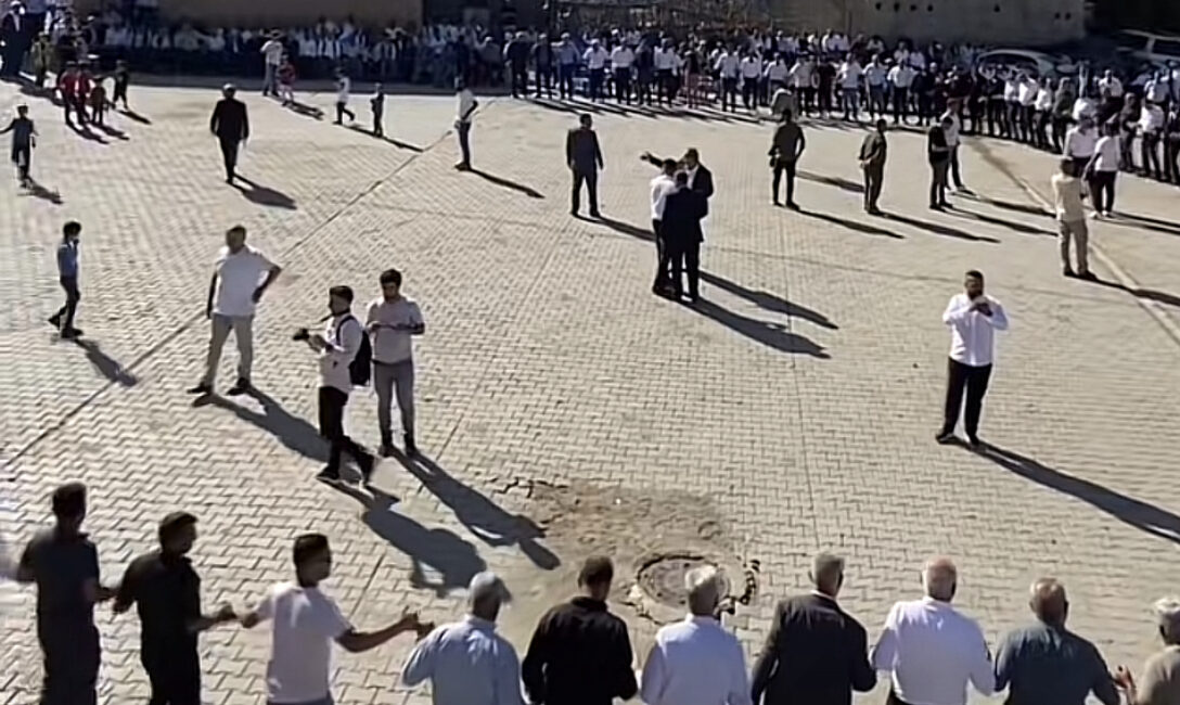 Siirt İl Genel Meclis Başkanı Cangir Bayram’ın Yeğeninin Düğününe Binlerce Kişi Katıldı Siirt İl Genel Meclis Başkanı Cangir Bayram’ın yeğeninin düğün töreni,