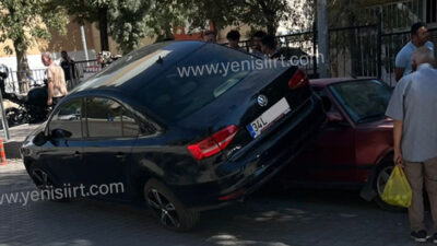 Siirt’te İlginç Kaza! Otomobil Diğer Aracın Üzerine Çıkarak Durabildi Bahçelievler Mahallesi Cemil Ertekin Caddesi üzerinde ilginç bir trafik kazası