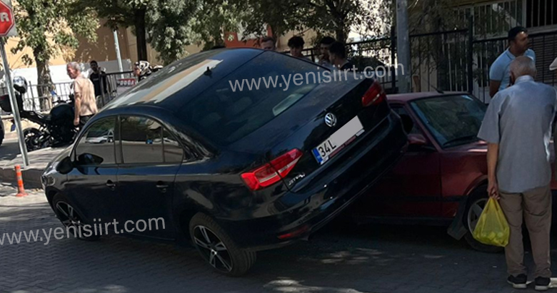 Siirt’te İlginç Kaza! Otomobil Diğer Aracın Üzerine Çıkarak Durabildi Bahçelievler Mahallesi Cemil Ertekin Caddesi üzerinde ilginç bir trafik kazası