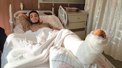 Siirt’te domuz sürüsüne ateş eden 17 yaşındaki genç kazara kendini vurdu Siirt’in Baykan ilçesinde bahçesine giren domuz sürüsüne ateş açan 17