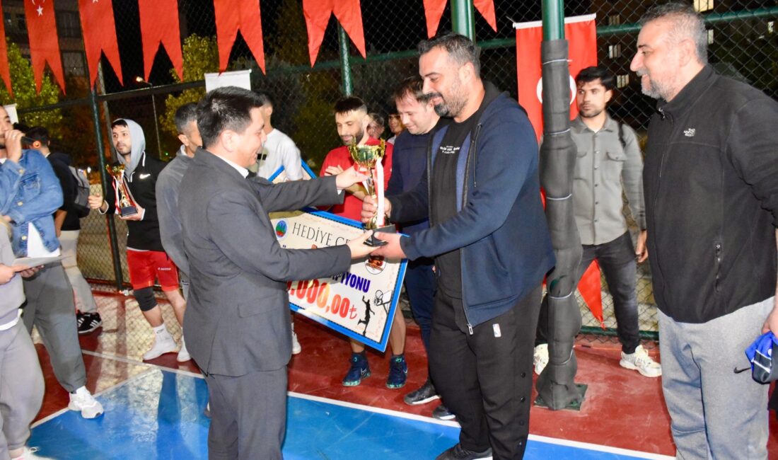 Siirt’te Basketbol Turnuvası Son Erdi! 39 Takım Mücadele Etti, 112 Bin TL Ödül Sahiplerini Buldu Cumhuriyetimizin 102. yıl kutlamaları kapsamında Siirt Belediyesi tarafından bu yıl