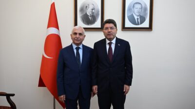 Milletvekili Gül’den Adalet Bakanı Tunç’a Ziyaret Siirt AK Parti Milletvekili Mervan Gül, Adalet Bakanı Yılmaz Tunç’u