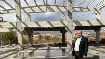 Eruh’ta 250 Kişilik Kapalı Spor Salonu İnşaatı Hızla Sürüyor! Başkan Çiftçi İncelemelerde Bulundu Eruh Belediyesi tarafından yapımına başlanan 250 kişilik kapalı spor salonunun