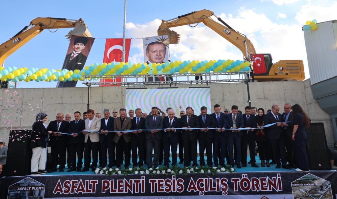 Siirt’te Asfalt Plenti ve Konkasör Tesisleri’nin açılışı gerçekleştirildi Siirt’te Asfalt Plenti ve Konkasör Tesisleri’nin açılışı düzenlenen törenle yapıldı.