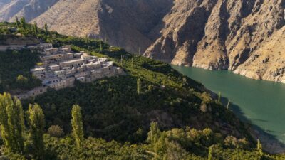 Anadolu Ajansı Ekibi Drone ile Narsuyu Köyü’nün Cennet Manzarasını Havadan Kaydetti Siirt’in Pervari ilçesindeki Narsuyu Köyü, zorlu doğa koşullarına rağmen verimli