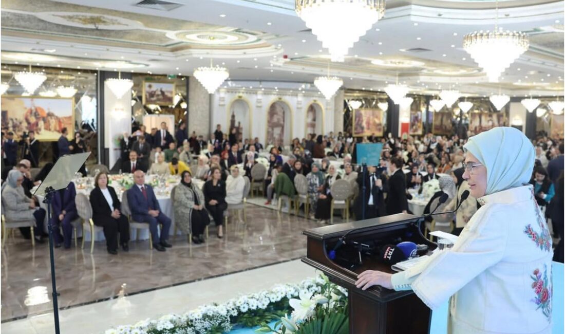 Emine Erdoğan “Siirt Benim İçin Yalnızca Memleket Değil, Kardeşlik ve Vefa Demektir” Cumhurbaşkanımız Recep Tayyip Erdoğan'ın eşi hemşerimiz Emine Erdoğan Siirtli hanımlarla