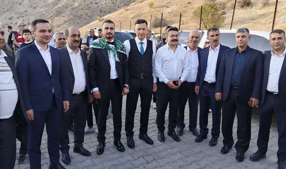 Siirt'in Pervari ilçesi Beğendik beldesinde düzenlenen düğün, yüzlerce davetlinin katılımıyla