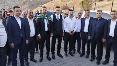 Binlerce Kişi Beğendik’te Buluştu! Başkan Özdemir’in Oğlu İçin Görkemli Düğün Siirt'in Pervari ilçesi Beğendik beldesinde düzenlenen düğün, yüzlerce davetlinin katılımıyla