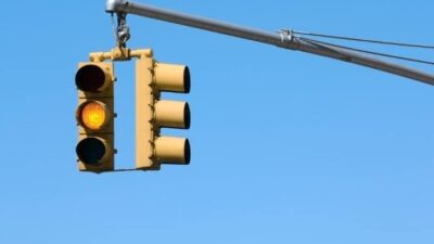 Siirt’te Yayalar ve Sürücüler Kavşak Işıkları İçin Düzenleme İstiyor Siirt’te normalde gece geç saatlerde devreye alınması gereken kontrollü (sarı