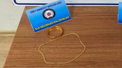 Siirt’te Kuyumcuya Sahte Altın Sattığı İddiasıyla Yakalanan Şüpheli Tutuklandı Siirt’te bir kuyumcuya sahte altın kolye satarak dolandırıcılık yaptığı belirlenen