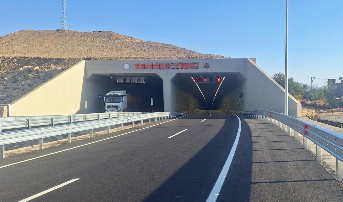 Siirt – Bitlis Kara Yolu Yenilendi! Demirışık Tüneli ve Köprüler Hizmete Açıldı Siirt’in Baykan ilçesi ile Bitlis arasındaki kara yolunda yürütülen yenileme