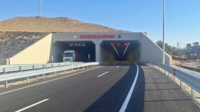 Siirt – Bitlis Kara Yolu Yenilendi! Demirışık Tüneli ve Köprüler Hizmete Açıldı Siirt’in Baykan ilçesi ile Bitlis arasındaki kara yolunda yürütülen yenileme