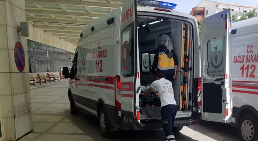 Siirt’te Kooperatif Mahallesinde Kaza! Kazanın Ardından 23 Yaşındaki İki Gencin Hikayesi Yürek Burktu Siirt’in Kooperatif Mahallesi Turan Beyazıt Caddesi’nde sabah saatlerinde meydana gelen