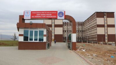Siirt’te Kız öğrenci yurdunda 119 öğrenci zehirlendi! İl Müdürlüğü Açıklama Yaptı Siirt'te, 3-5 Ekim tarihleri arasında merkezdeki Hassa Hatun Kız Öğrenci
