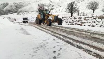 Siirt’in Pervari ilçesine bağlı Geçittepe grup köy yolunda kar yağışı