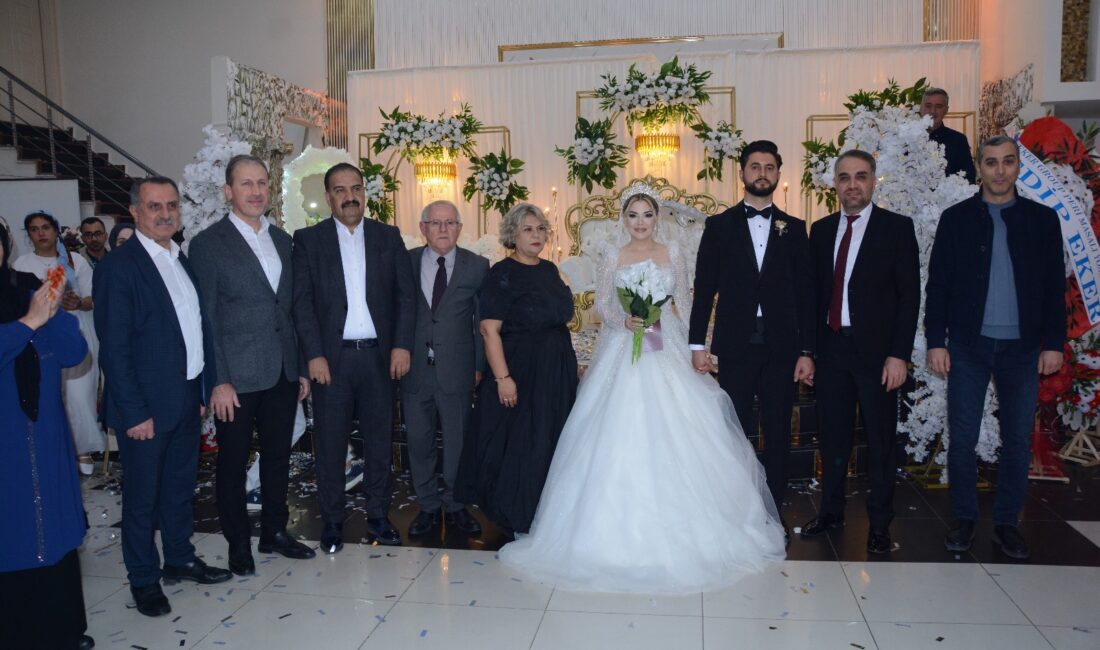 Uslu ve Nas Ailelerinin Mutlu Günü Siirt’in tanınmış ailelerinden Uslu ve Nas, görkemli bir düğün töreniyle