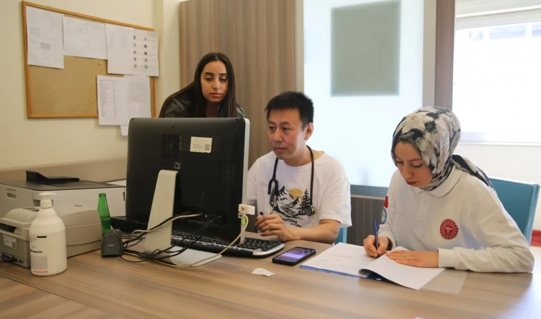 Siirt’in Çinli doktoru Yuan Zhilin gönülleri fethediyor Sağlık Bakanlığınca 9 ay önce Siirt’in Eruh ilçesine atanan Çinli