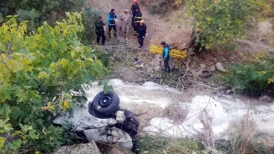 Siirt’te dün akşam saatlerinde meydana gelen trafik kazasında bir araç,