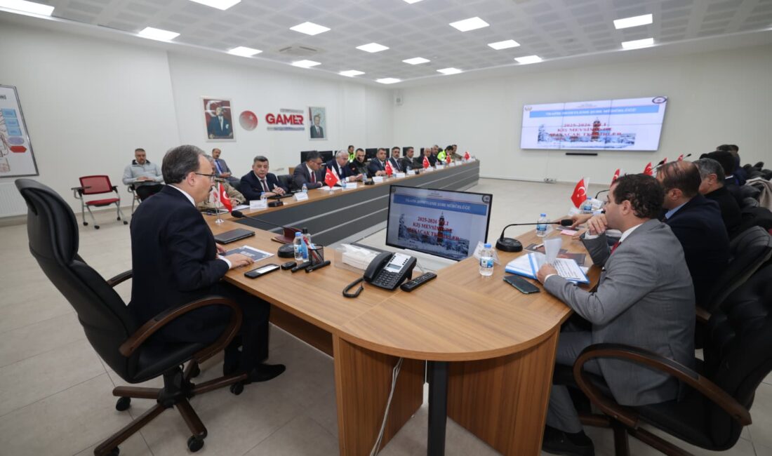 Siirt’te karla mücadele planı devrede: 162 araç ve 218 personel sahaya çıkıyor İçişleri Bakanlığının talimatları doğrultusunda tüm kurumların hazırlıklarını tamamladığını belirten Vali