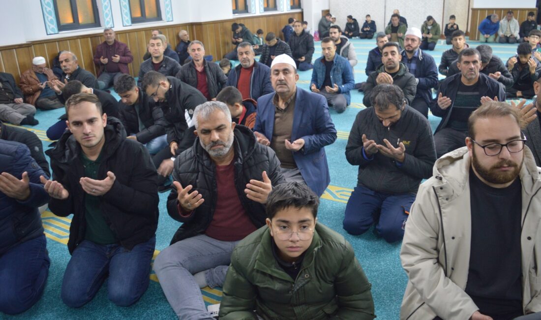 Üç ayların başlangıcı olan Regaip Kandili, Siirt’te camilerde düzenlenen programlarla