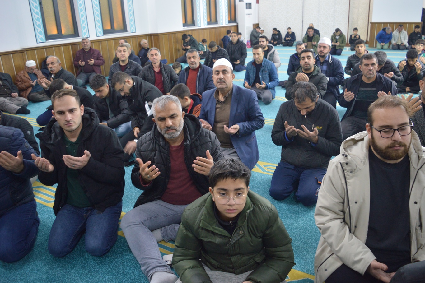 Üç ayların başlangıcı olan Regaip Kandili, Siirt’te camilerde düzenlenen programlarla