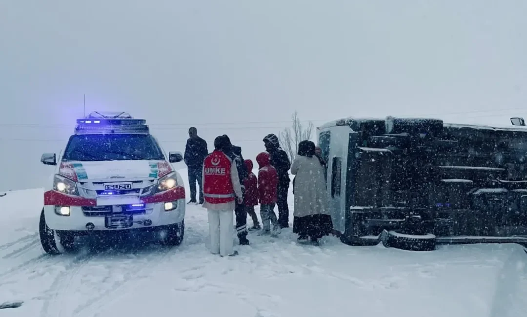Siirt'te taşımalı öğrenci servisinin karıştığı kazada 6 öğrenci yaralandı.
