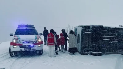 Siirt'te taşımalı öğrenci servisinin karıştığı kazada 6 öğrenci yaralandı.
