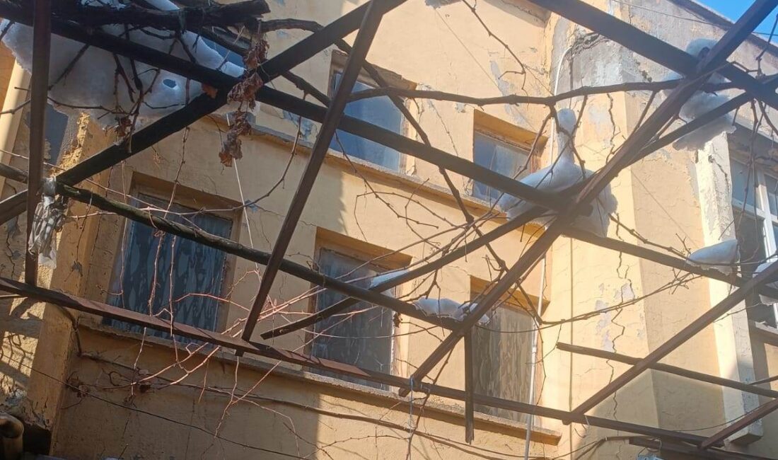 Siirt’te Cumhuriyet Caddesi üzerinde bulunan bu iş hanı depreme dayanaksız