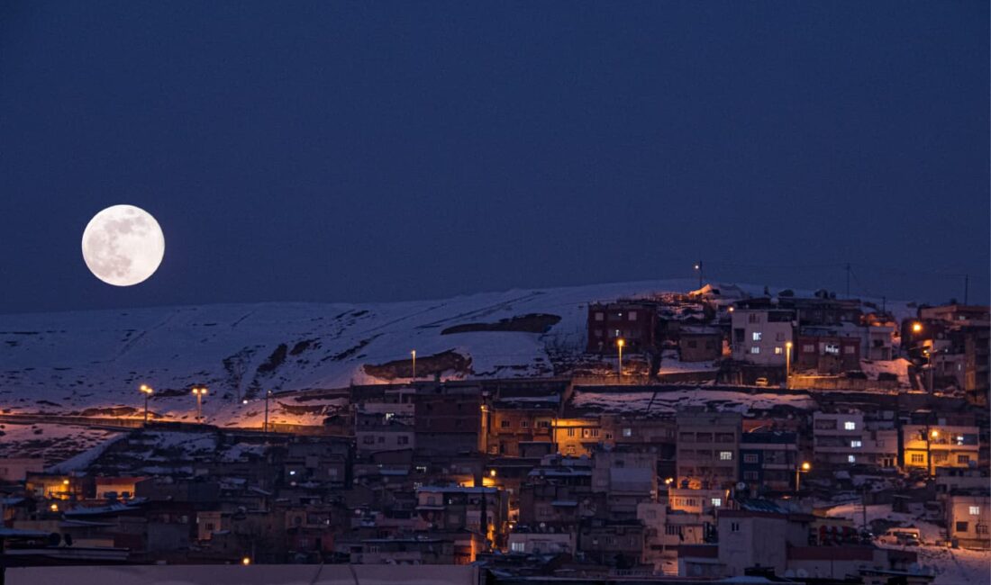 Siirt Semalarında “Kurt Dolunayı” Güzelliği: Fotoğraf Sanatçısı Sefa Türksoy O Anları Ölümsüzleştirdi 2026 yılının ilk dolunayı olan ve astronomi literatüründe “Kurt Dolunayı”