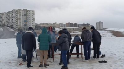 Siirt’te devlet koruması altında olan çocuklar kar topu oynama ve