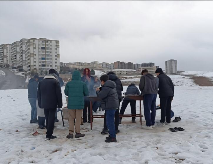 Siirt’te devlet koruması altında olan çocuklar kar topu oynama ve