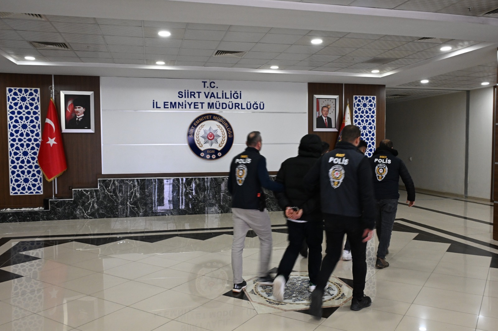 Siirt’te sosyal medya üzerinden verdikleri “sahte araç satım” ilanlarıyla 4