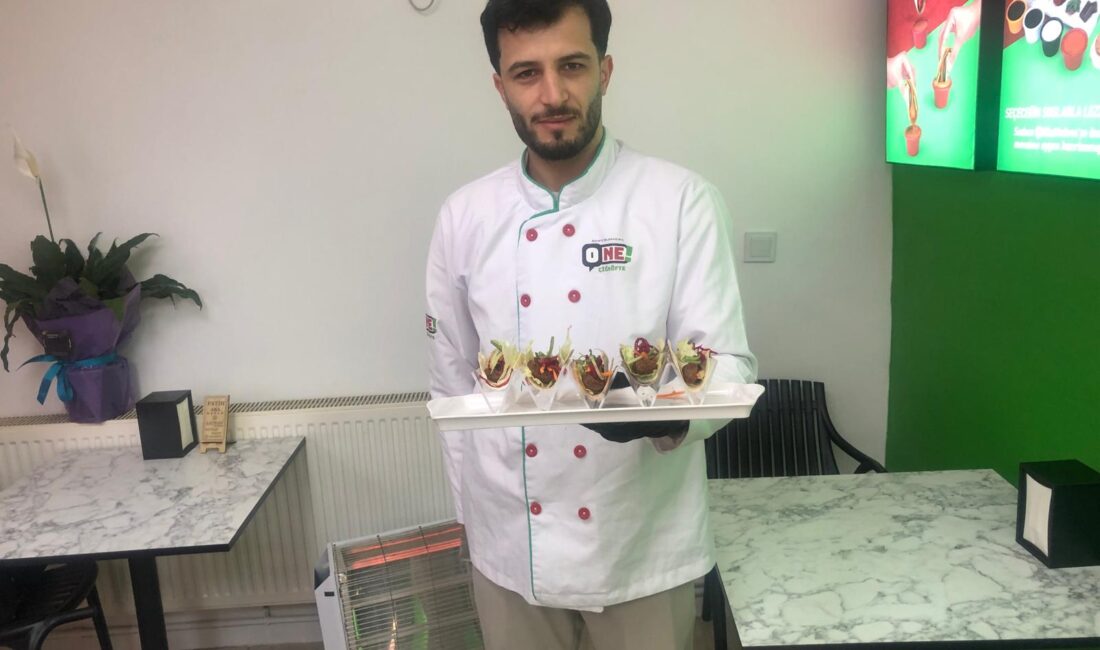 Siirt’te Lezzetin Sınırları Zorlanıyor! Çikolatalı ve Fesleğenli Çiğ Köfte Siirt’te bir hemşerimiz klasik çiğ köftenin yanı sıra, çikolatalı, fesleğenli,