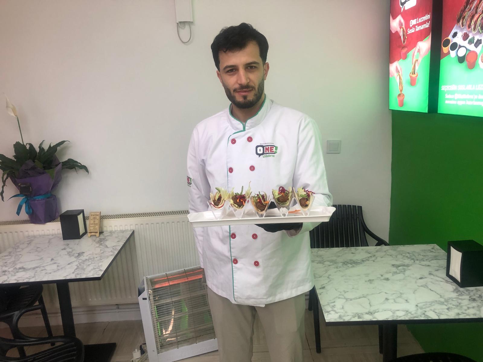 Siirt’te bir hemşerimiz klasik çiğ köftenin yanı sıra, çikolatalı, fesleğenli,