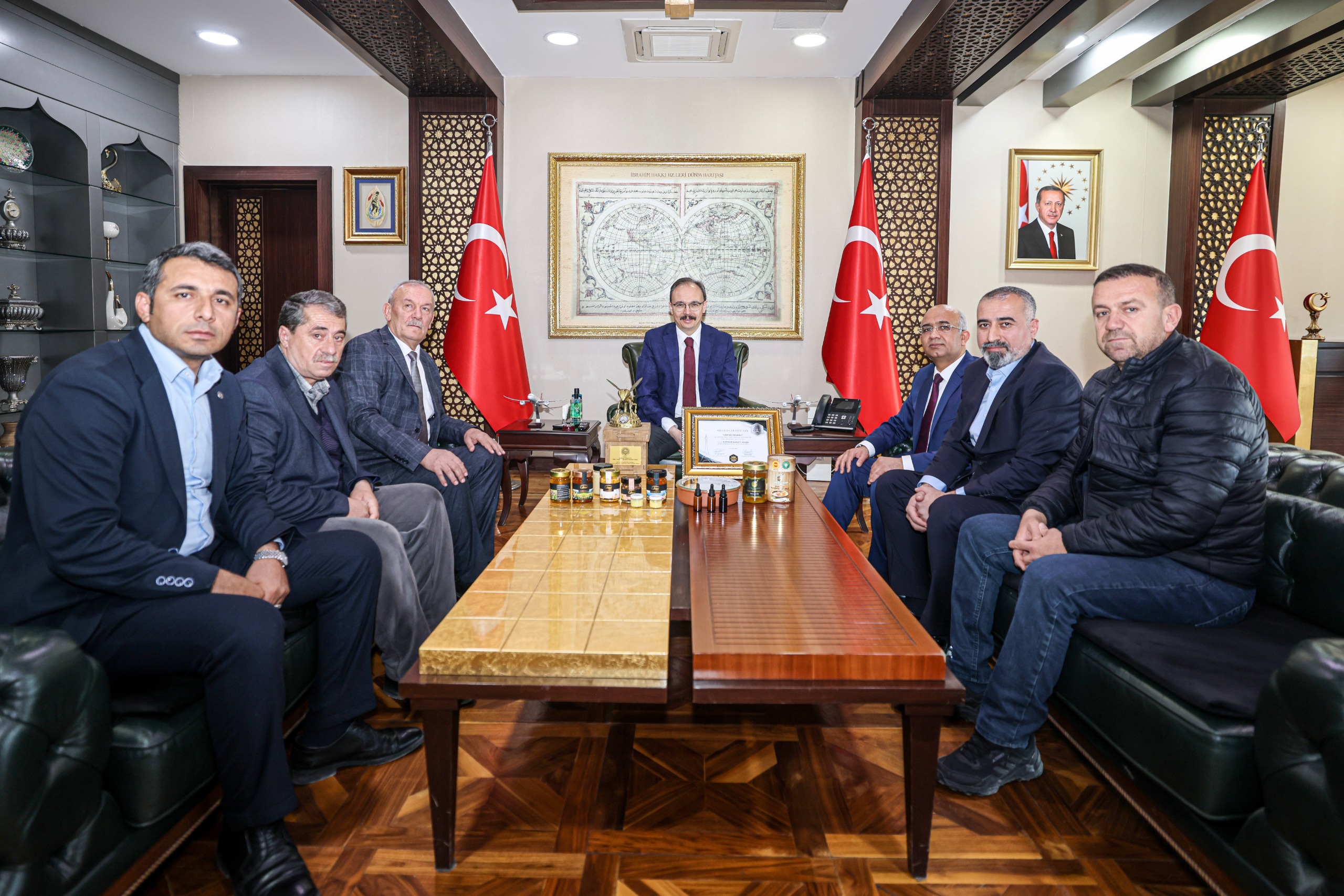 Fransa’nın başkenti Paris’te düzenlenen Paris Uluslararası Bal Yarışması’nda “Siirt Cahter