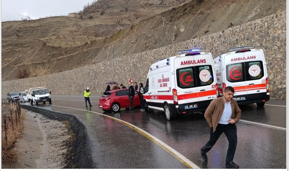 Öğrenci Servisi Kaza Yaptı: Minibüs istinat duvarına savruldu, 6 yaralı Siirt’in Pervari ilçesinde öğrenci taşıyan servis minibüsü ile otomobilin kafa