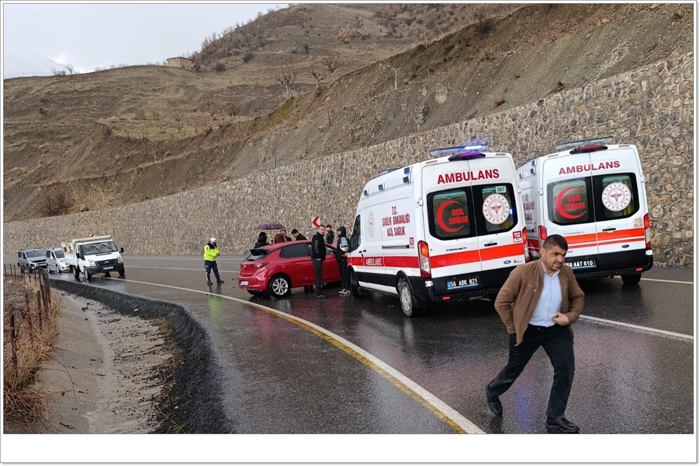 Siirt’in Pervari ilçesinde öğrenci taşıyan servis minibüsü ile otomobilin kafa
