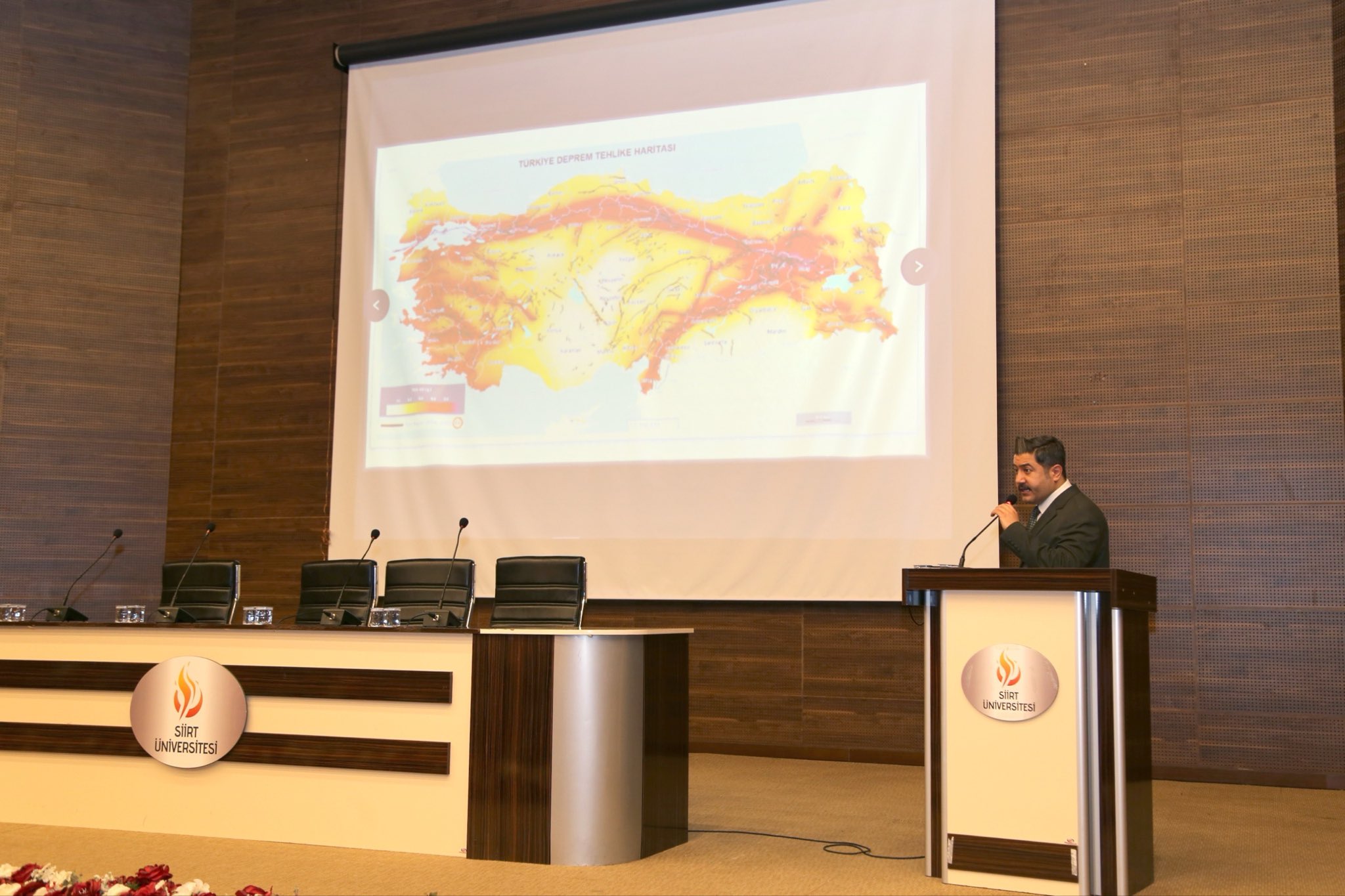 Siirt Üniversitesi tarafından düzenlenen “Deprem Gerçeği” konulu panele, Siirt Vali